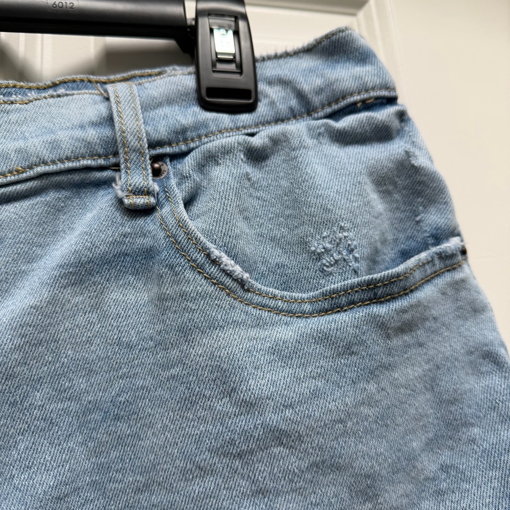 ABERCROMBIE & FITCH CURVE LOVE HIGH RISE MED WASH DISTRESSED DENIM SHORTS 33/16 - Picture 2 of 13